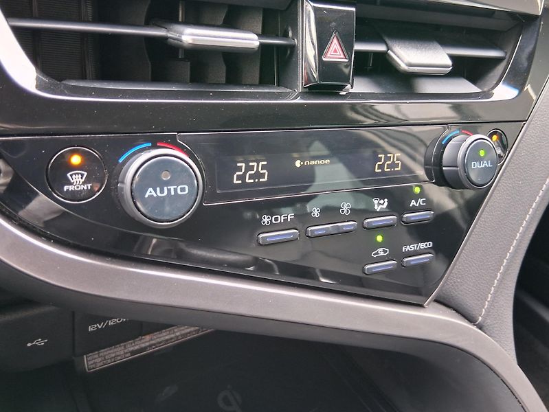 Toyota Camry EXECUTIVE 2.5 Hyb. 160 kW - fotka 13 z 31