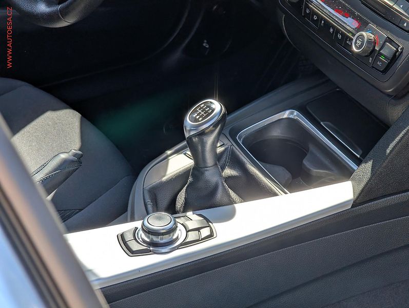 BMW Řada 3 (2012) 2.0 i 328i, AC, TZ, navi - fotka 12 z 14
