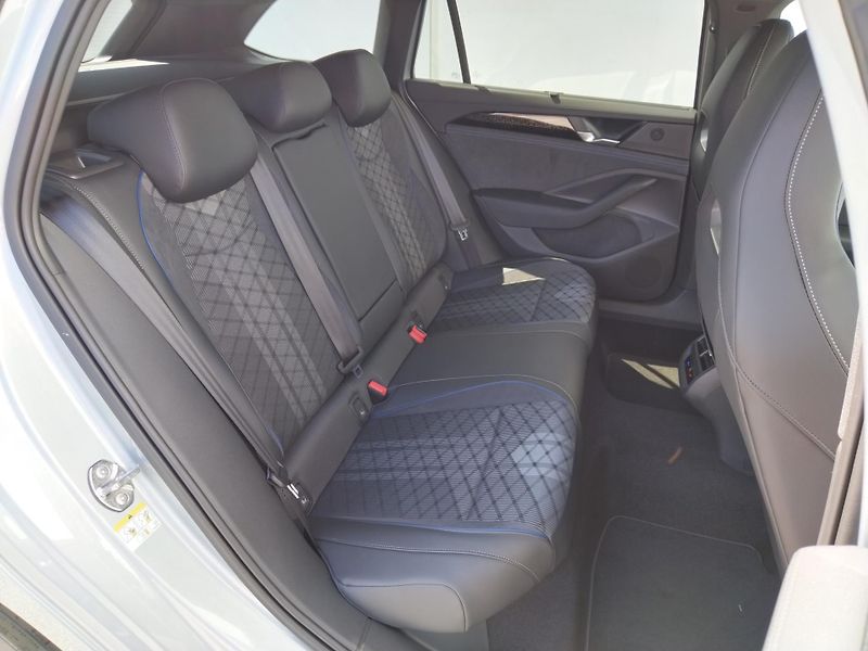 Volkswagen Passat R-Line 2,0 TSI 150 kW - fotka 9 z 28