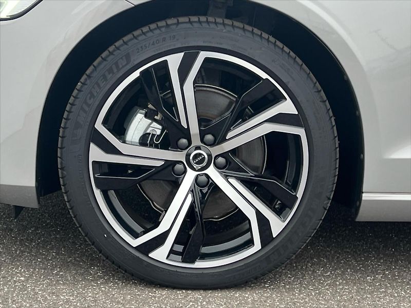 Volvo V60 2,0 145kW FWD PLUS DARK  B4 - fotka 12 z 26