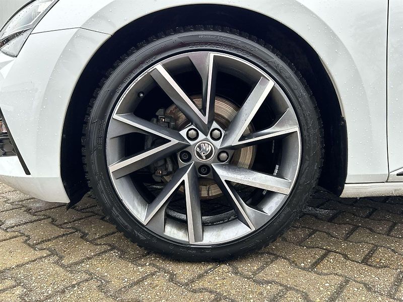 Škoda Superb (2020) Combi 2.0 TDI DSG Sportline - fotka 32 z 36
