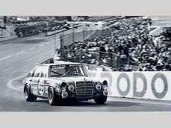 Mercedes-Benz AMG 300 SEL 6.8 „Rudá svině“.