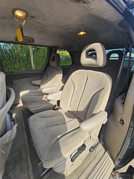 Chrysler Voyager 2.5 105kW 7 MÍST,TEMPOMAT - fotka 28 z 32