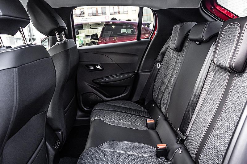 Peugeot 208 (2025) 1,2 ALLURE PureTech 100 S&S MA - fotka 19 z 19