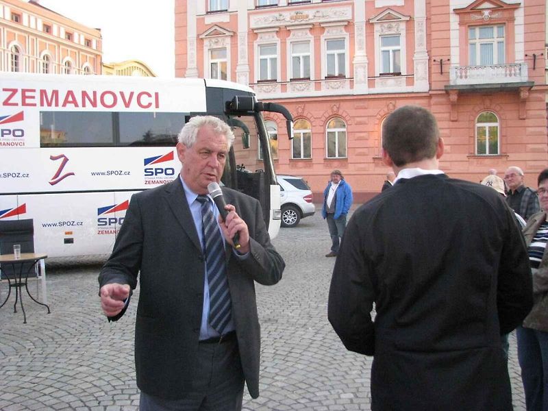 Miloš Zeman u původního autobusu Zemák v roce 2007. V té době už byl majetkem JZD Hoštice u Volyně.