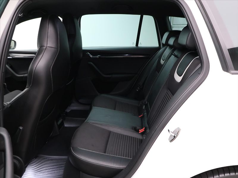 Škoda Octavia 2,0 TDI 135kW Xenon RS - fotka 14 z 31