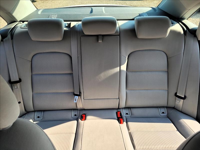 Audi A4 2,0 TDI,S-line,navi,výhřev,xen - fotka 32 z 41