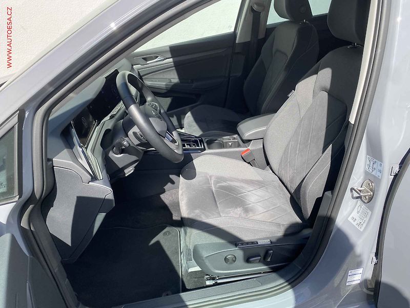 Volkswagen Golf (2023) 1.5 TSi, ČR, Style, AT, LED - fotka 9 z 21