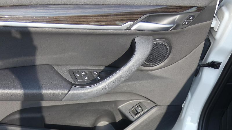 BMW X1 xDrive 25i Advantage Aut. - fotka 9 z 22