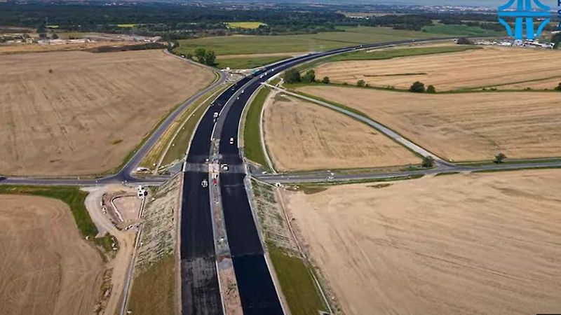 Stavba dálnice D55 Olomouc - Kokory pohledem z dronu. Snímek z videa ŘSD