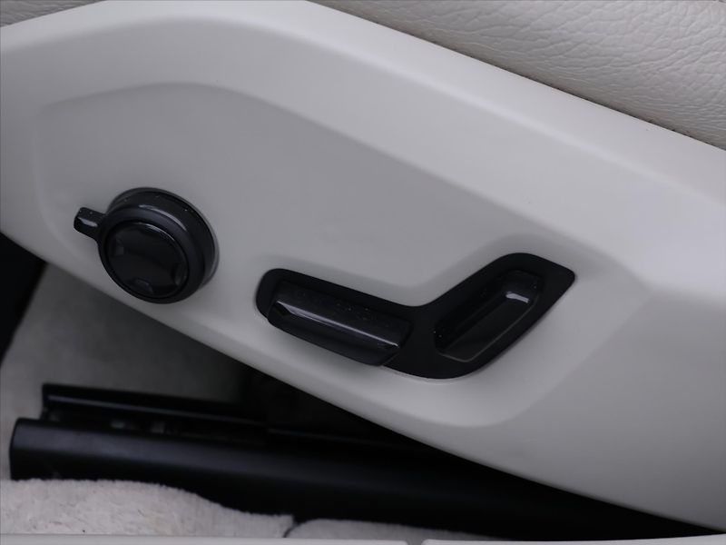 Volvo V90 2,0 D4 140kW Drive-E Momentum - fotka 16 z 29