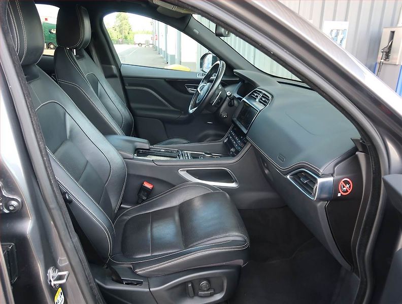 Jaguar F-Pace (2018) 20d AWD, 4X4, Automat, Kůže - fotka 9 z 23