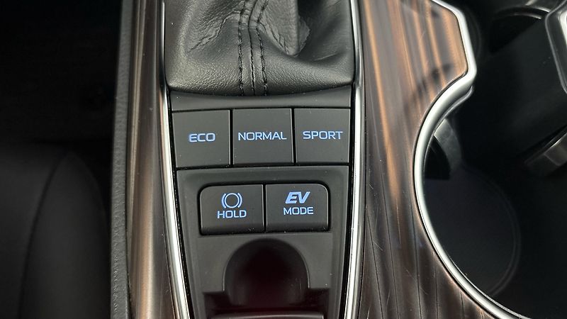 Toyota Camry 2.5 Hybrid AUT Executive - fotka 27 z 27
