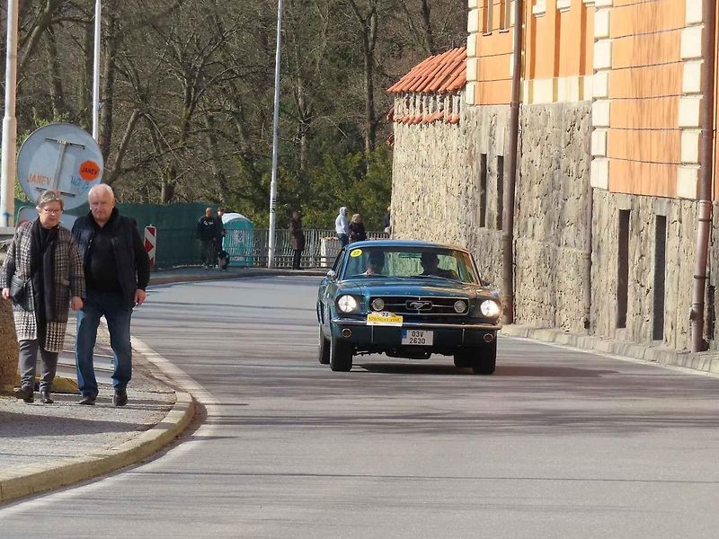 Michal a Jonáš Pavlíčkovi na startu. Rallye Spring Classic startovalo v sobotu 12. dubna dopoledne z jihočeského Tábora. Na trasu 231 kilometrů vyrazilo 100 posádek.