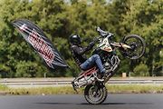 Unikátní trenažér pro trénink jízdy po zadním kole, známý jako Wheelie Machine, má své evropské zázemí v Karlovarském kraji.