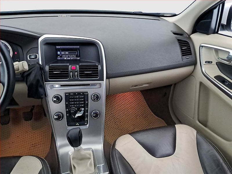 Volvo XC60 (2012) R-Design D3, 4X4, Tempomat - fotka 8 z 15