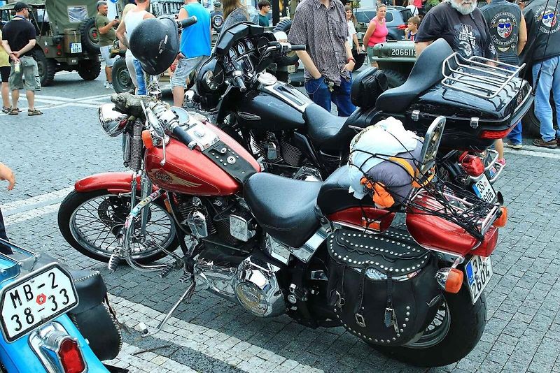 Spanilá jízda amerických historických vozidel a motocyklů v České Lípě.
