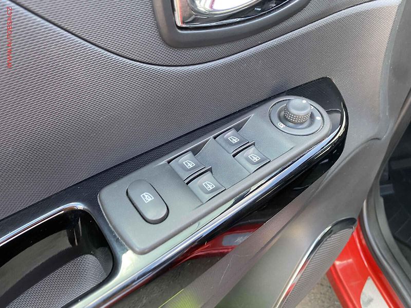 Renault Captur (2014) 1.2 TCe, ČR, Helly Hansen - fotka 13 z 16