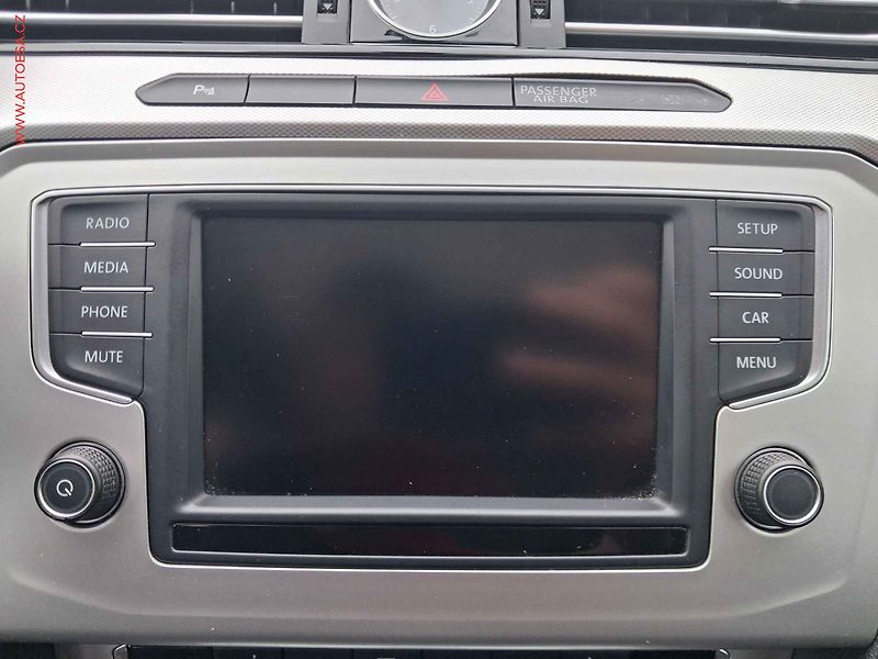 Volkswagen Passat (2015) 2.0 TDI, servis.kniha - fotka 14 z 18
