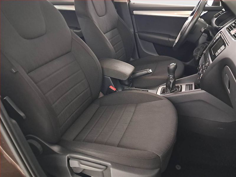 Škoda Octavia (2015) 1.6 TDI, Tempomat - fotka 9 z 19
