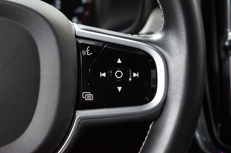 Volvo V90 D5 AWD R-DESIGN*HARMAN/KARDON* - fotka 22 z 42