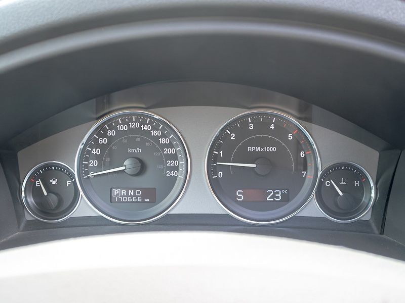 Jeep Commander (2007) ČR 3.0CRD 160KW – 7sedadel - fotka 24 z 62
