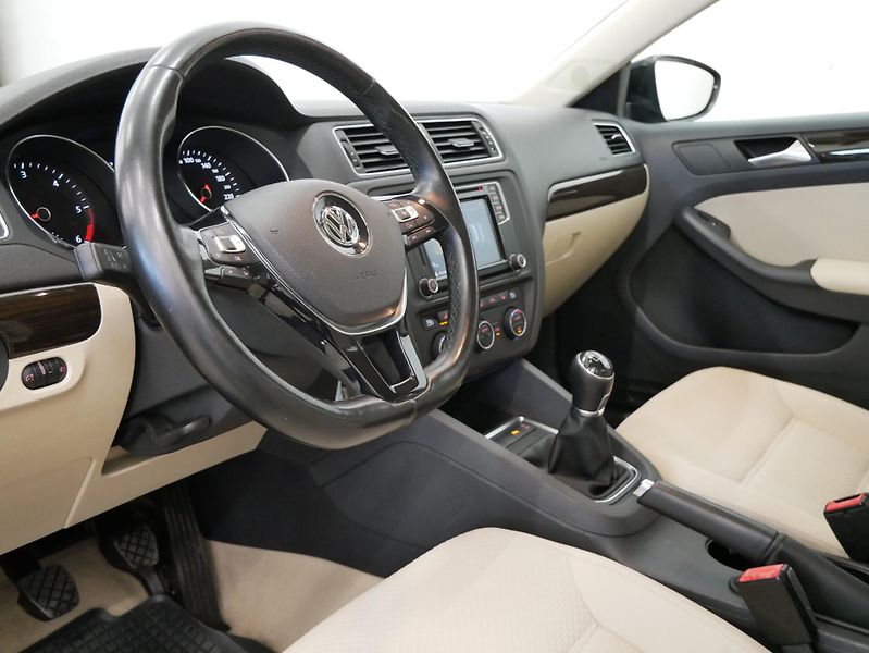 Volkswagen Jetta - fotka 14 z 25
