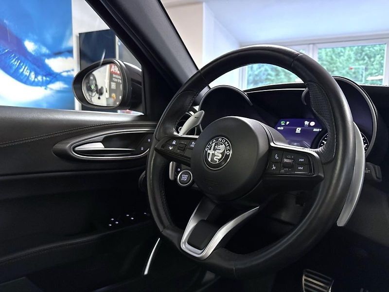 Alfa Romeo Giulia (2022) 2.0T 280k AT8 ZF Q4 4x4 Veloce - fotka 18 z 22