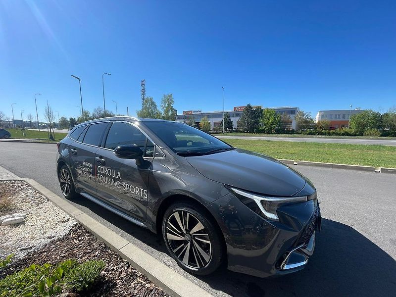 Toyota Corolla 1.8 Hybrid 140K Style - fotka 8 z 29
