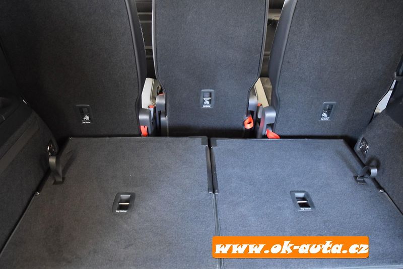Volkswagen Touran 2.0 TDI HIGH. 7 MÍST 61 000 KM - fotka 22 z 52