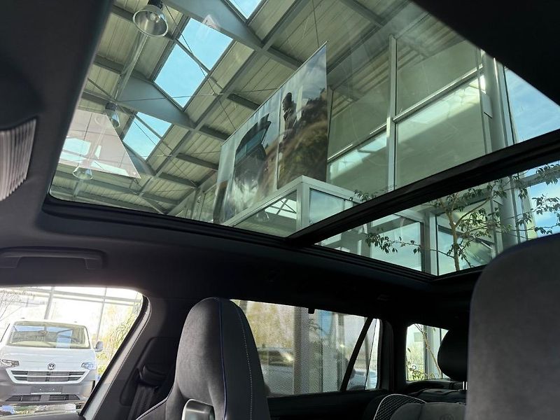 Volkswagen Passat (2024) R-line - fotka 14 z 22