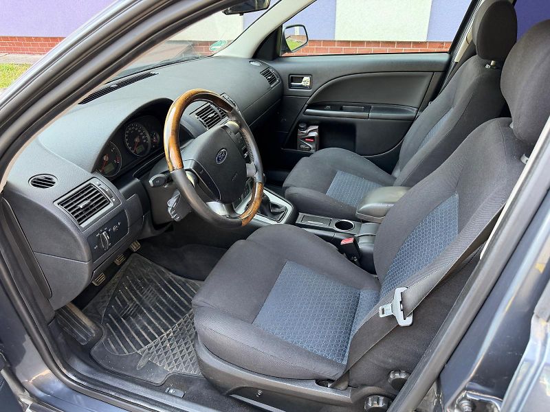 Ford Mondeo 2,0 TDCi Combi / 96 kW / - fotka 9 z 22