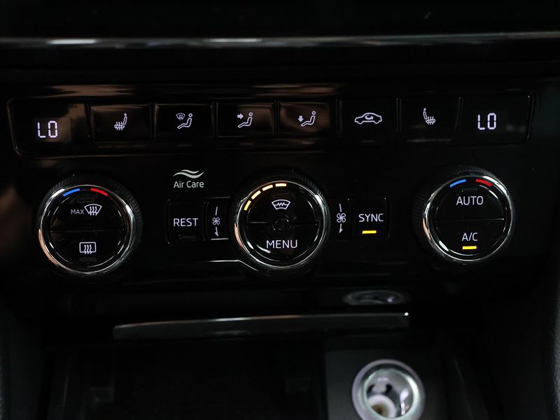 Škoda Superb 2,0 TDI 110 kW Style DSG - fotka 30 z 41
