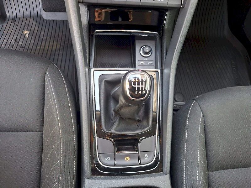 Škoda Karoq (2022) 1.5 TSI / 110 kW / 6MP / AMBIT - fotka 19 z 34
