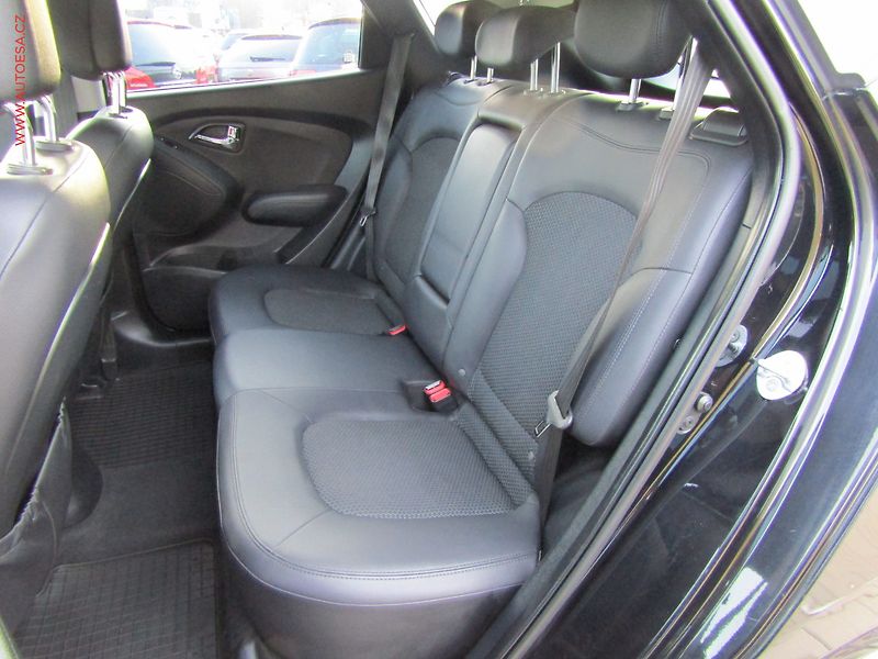 Hyundai ix35 (2012) 2.0 CRDi 4x4, ČR, AC, park - fotka 10 z 21