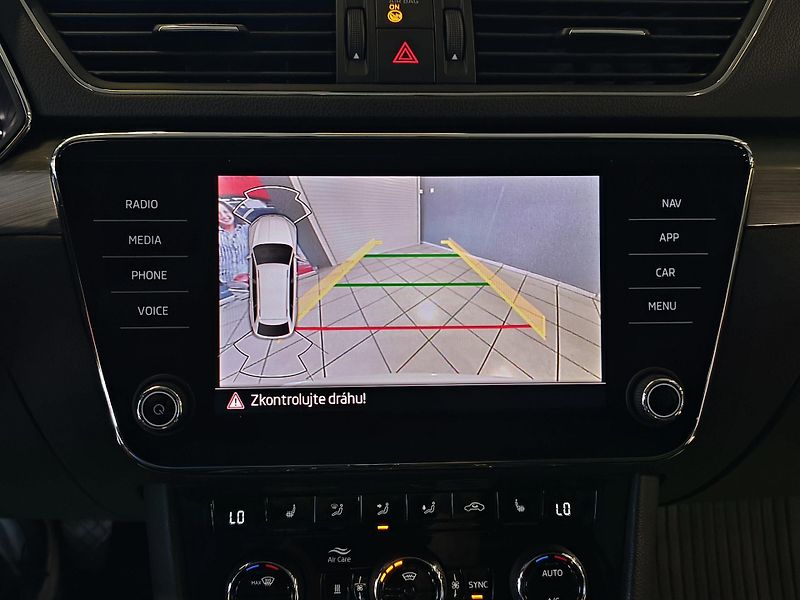 Škoda Superb 2.0 TDi DSG STYLE, ACC, KAMERA - fotka 15 z 25
