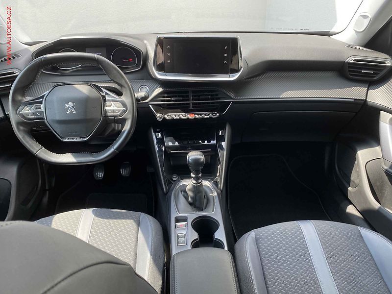 Peugeot 2008 (2020) 1.2PT, Allure, TZ, navi - fotka 8 z 17