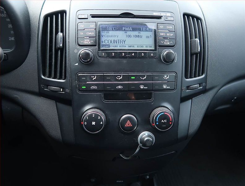 Hyundai i30 (2010) 1.6 CRDi, Serv.kniha, po STK - fotka 12 z 14