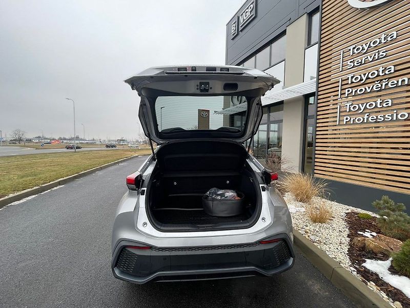 Toyota C-HR 2.0 Plug-In Hybrid Style - fotka 9 z 28
