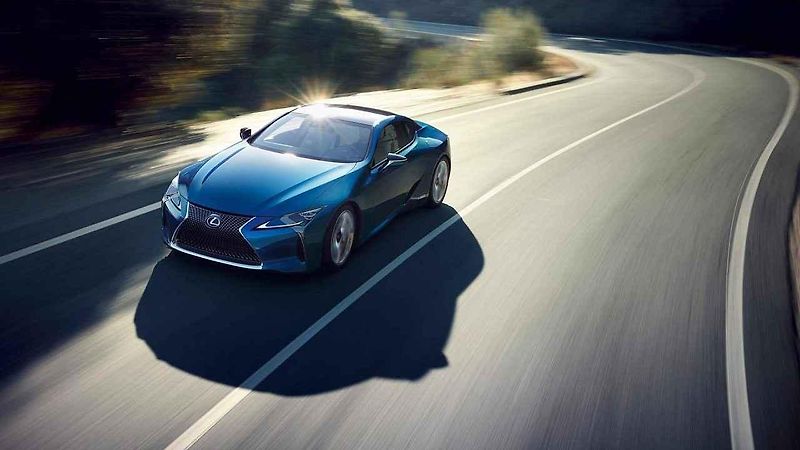 Lexus LC 500 v odstínu Structural Blue.