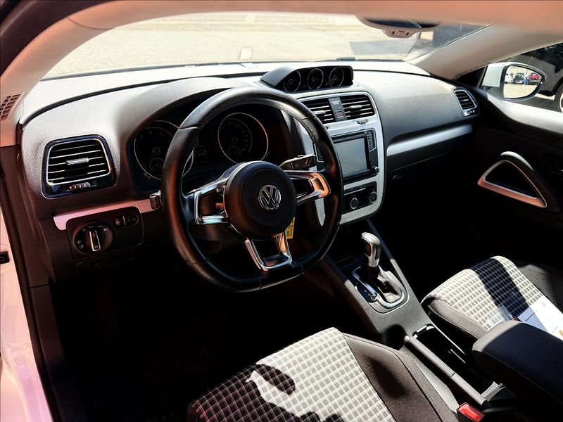 Volkswagen Scirocco 2,0 TSi DSG - fotka 9 z 24