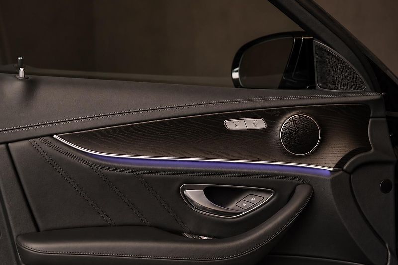 Mercedes-Benz Třídy E (2022) 53-AMG-4M-PANO-DIS-360-GTsport - fotka 14 z 14