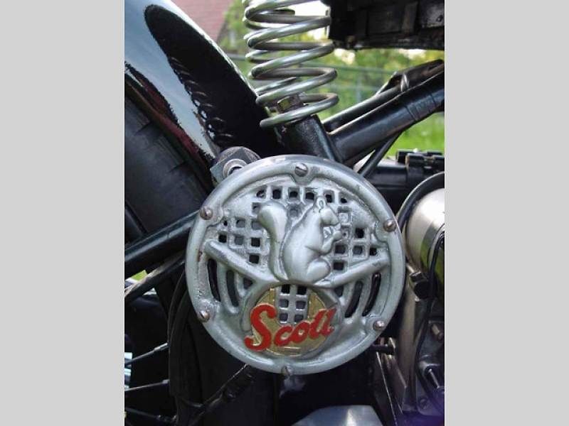 Mezi populární modely společnosti Scott patřil motocykl Scott Flying Squirrel. Byl ale příliš drahý. Vyráběl se od roku 1926 do vypuknutí II. světové války.