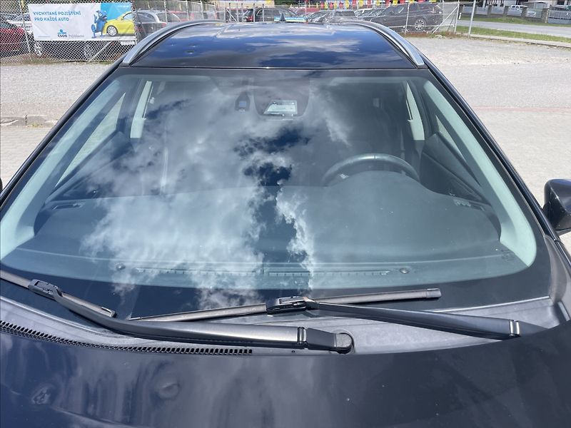 Toyota Auris 1,8 i 73kw Hybrid e-CVT bez ko - fotka 32 z 40