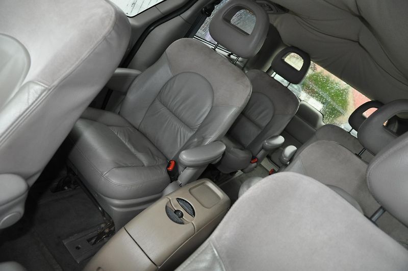 Chrysler Grand Voyager 3.3i 128kW Automat LIMITED - fotka 7 z 18