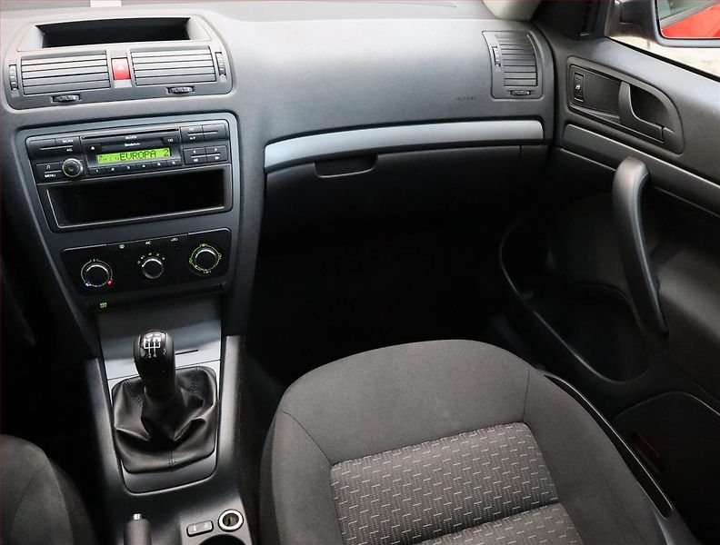 Škoda Octavia (2012) 1.6 - fotka 8 z 17