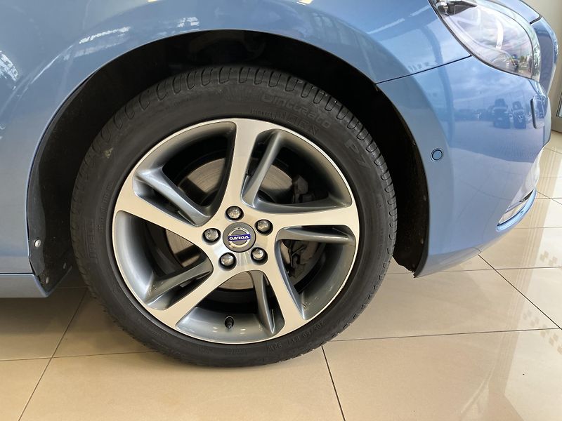 Volvo V40 T3 FWD Summum, MT6 - fotka 5 z 42