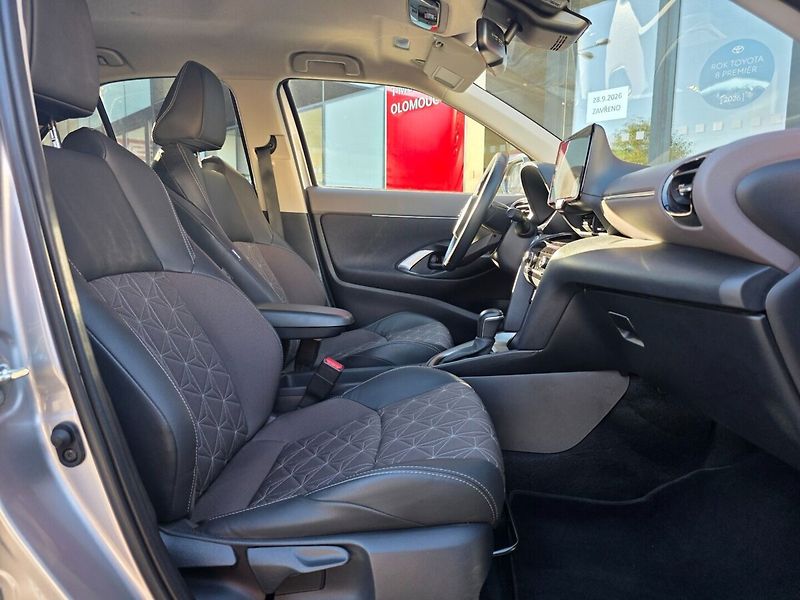 Toyota Yaris Cross 1.5 Executive 1.MAJ TAŽNÉ - fotka 11 z 17