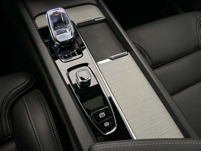 Volvo V60 B4 PLUS DARK PANORAMA - fotka 18 z 49