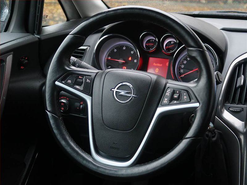 Opel Astra (2011) 2.0 CDTI, Navi, Xenony - fotka 16 z 17